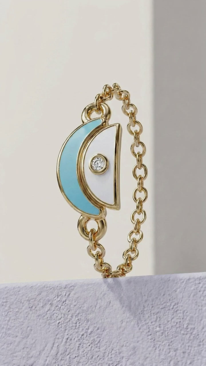 Amara ring in 18k yellow gold, in motion