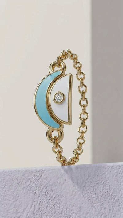 Amara ring in 18k yellow gold, in motion