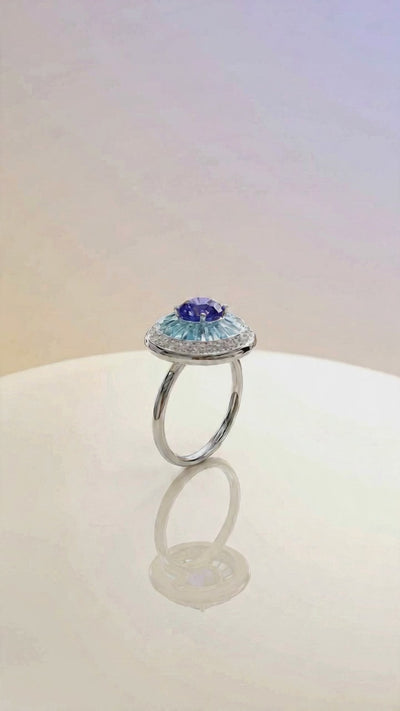 Sinan tanzanite ring in 18k gold, in motion