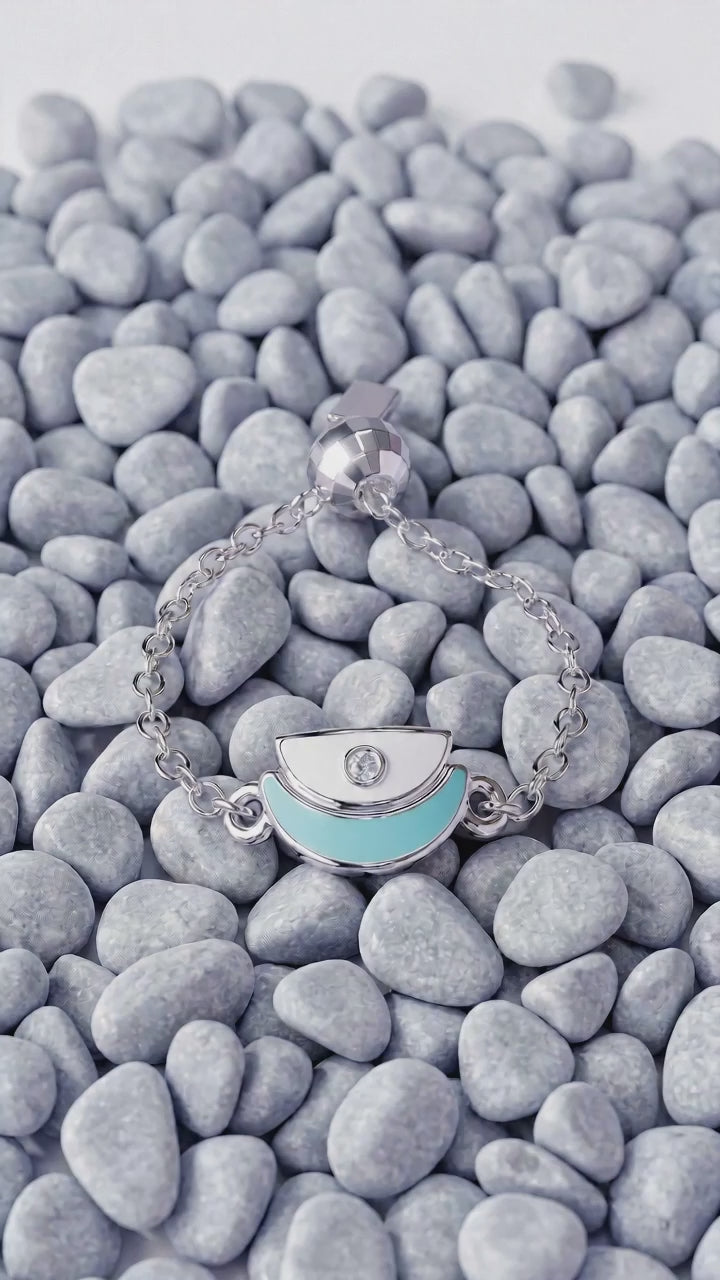 Amara ring in 18k white gold, in motion