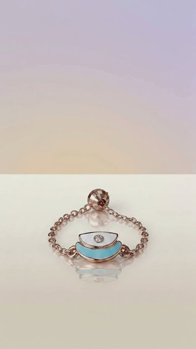 Amara ring in 18k rose gold, in motion
