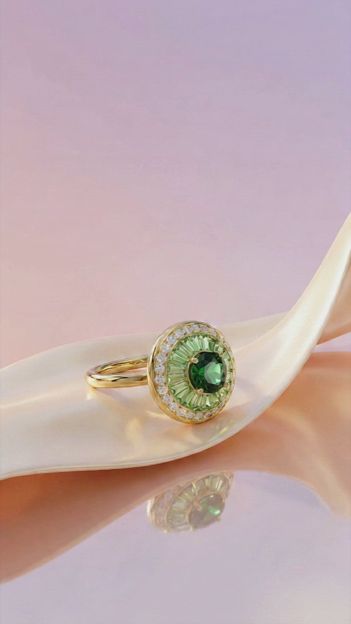 Sinan verdelite ring in 18k gold, in motion